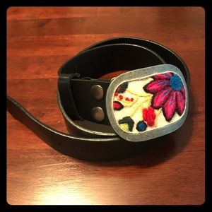 Pistil embroidered floral cowgirl belt & buckle